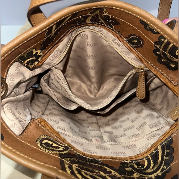 Michael Kors Emry medium top zip tote bag with a brown and gold paisley print - Picture 10 of 10